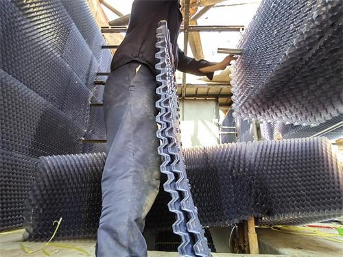 冷卻塔降溫效果取決于散熱片、風(fēng)機(jī)風(fēng)量,閉式冷卻塔降溫效果